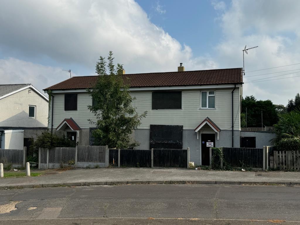 Lot: 93 - THREE-BEDROOM HOUSE FOR IMPROVEMENT AND REPAIR - 17 & 19 South Street front of properties